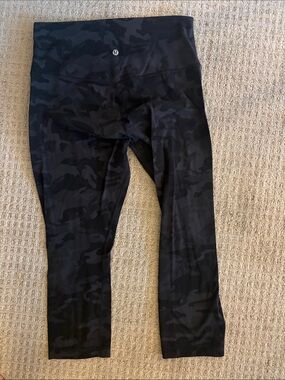 lululemon athletica Black Camo capri’s size 10
